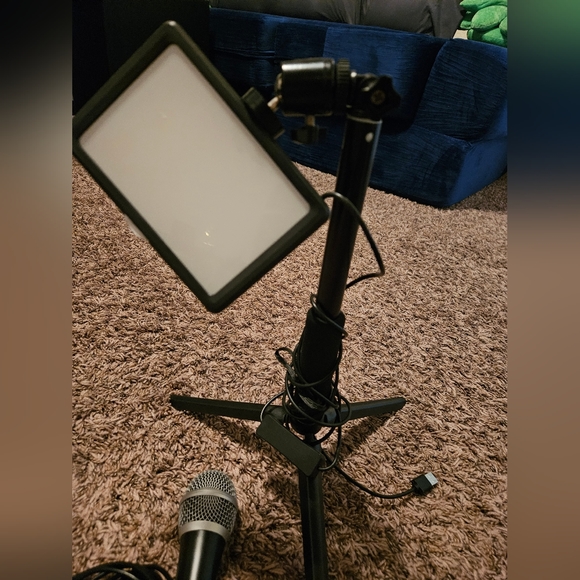 Table Microphone and Light - Picture 2 of 6